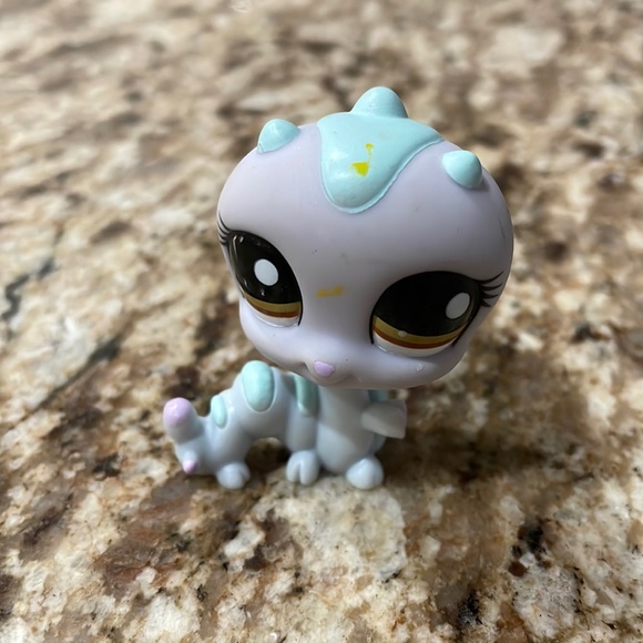 LITTLEST PET SHOP CATERPILLAR #1443 Inchworm Blue Purple LPS brown Dot Eyes - Picture 1 of 2